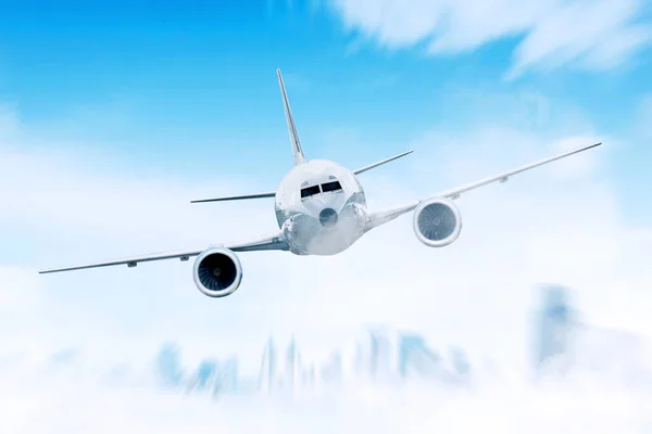 Zdjęcie Samolotu Lecącego Szybkim Ruchem Rozmyte Tło Nad Pięknymi Chmurami — Zdjęcie stockowe