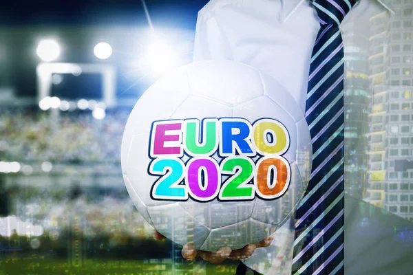 Podwójna Ekspozycja Biznesmenów Trzymających Piłkę Tekstem Euro 2020 Stadionie Nocnym — Zdjęcie stockowe