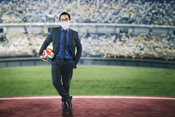 Bild Des Geschäftsmannes Mit Gesichtsmaske Während Einen Ball Mit Europäischen — Stockfoto