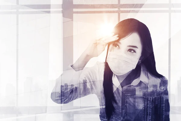 Podwójna Ekspozycja Bizneswoman Noszenia Maski Twarzy Podczas Patrząc Daleko Przez — Zdjęcie stockowe