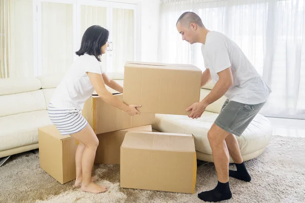 Imagen Pareja Joven Feliz Llevando Una Caja Cartón Mientras Mudan — Foto de Stock