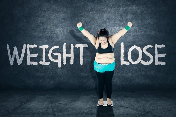 Mulher Obesidade Expressando Feliz Estar Escala Com Perda Peso Palavra — Fotografia de Stock