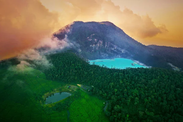 Schöne Luftaufnahme Des Weißen Kraters Mit Dem Berg Patuha Nebligen — Stockfoto