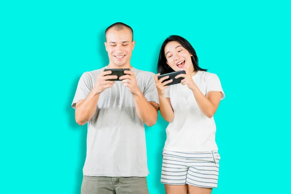 Feliz Joven Pareja Jugando Juegos Teléfono Móvil Mientras Que Pie — Foto de Stock