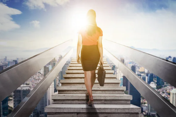 Вид Ззаду Жінки Менеджера Несе Валізу Піднімаючись Сходами Яскравого Сонячного — стокове фото