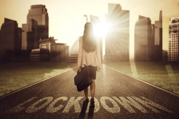 Achteraanzicht Van Jonge Zakenvrouw Met Een Koffer Terwijl Weg Loopt — Stockfoto