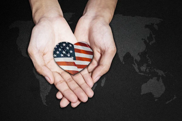 Koncept Vlasteneckého Dne Detail Ruky Drží Americkou Vlajku Tvarování Srdce — Stock fotografie