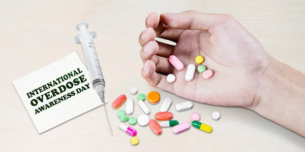 Close Male Junkie Hands Holding Drug Pills International Overdose Awareness — 图库照片
