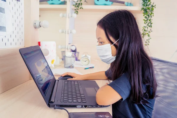 Liten Flicka Bär Ansiktsmask När Använder Dator Laptop Och Studera — Stockfoto