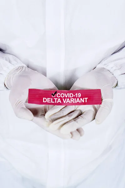 Close Mãos Médico Trabalhador Segurando Papel Com Covid Delta Texto — Fotografia de Stock