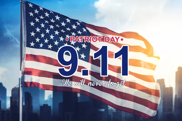 Close Patriot Day Tekst Amerykańską Flagą Bliźniaczymi Wieżami Pod Błękitnym — Zdjęcie stockowe