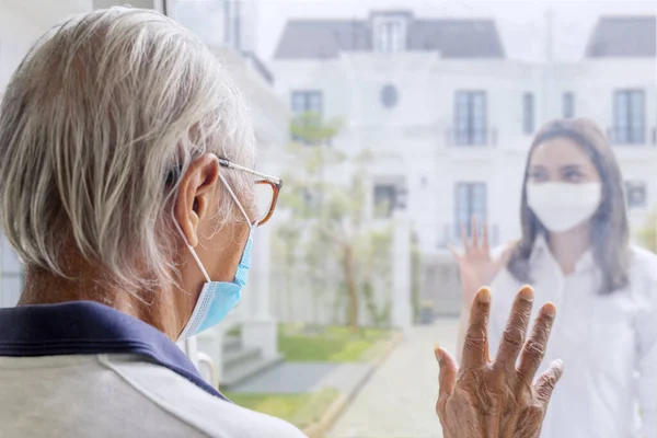 Donna Triste Che Indossa Una Maschera Facciale Mentre Visita Padre — Foto Stock