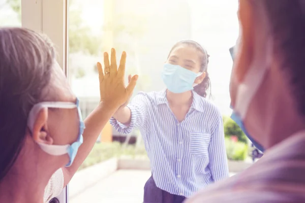 Sorglig Kvinna Bär Ansiktsmask När Hon Besöker Sina Infekterade Föräldrar — Stockfoto