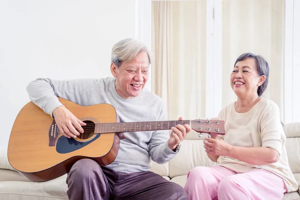 Senior Couple Singing Song Together While Playing Guitar Home While — 스톡 사진