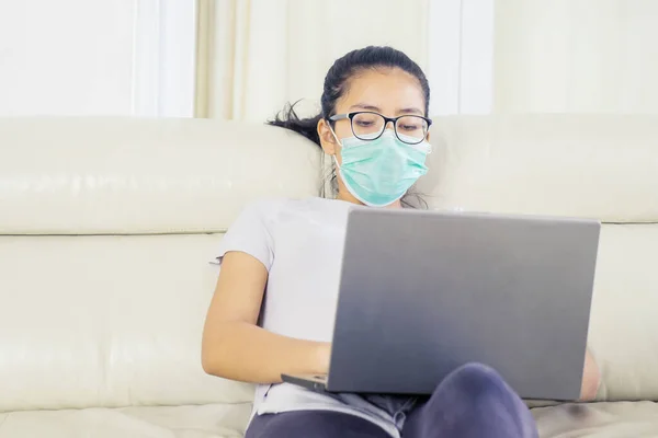 Jonge Vrouw Draagt Gezichtsmasker Tijdens Het Gebruik Van Een Computer — Stockfoto