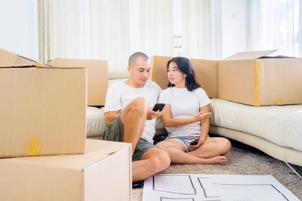 Young Couple Chatting Planning Decoration New House While Sitting Cardboard — Foto Stock