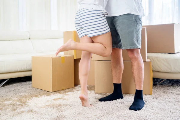 Happy Young Couple Hugging Each Other While Moving New House — Φωτογραφία Αρχείου