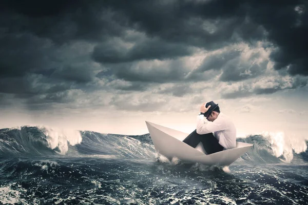 暗い空を背景に嵐の海を航海しながら 恐怖のビジネスマンは 紙のボートに座って — ストック写真