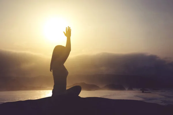 Silhouette Young Woman Doing Yoga Exercise Seashore While Sitting Sunset — Fotografia de Stock