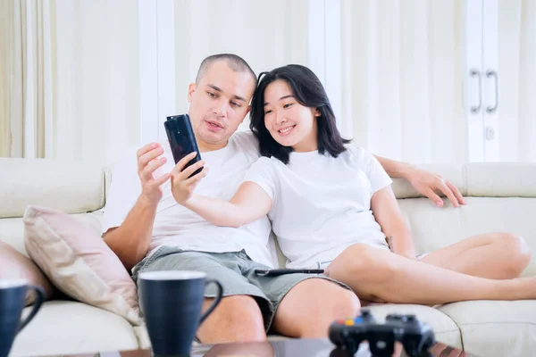 Young Couple Taking Selfie Photo Together Using Mobile Phone While — Fotografia de Stock