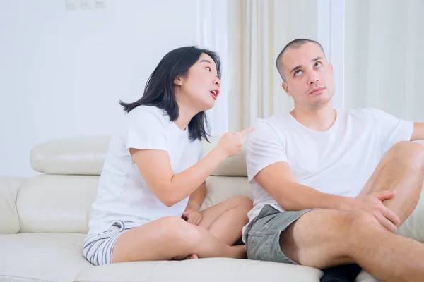 Young Woman Scolding Her Husband While Sitting Together Couch Living — Foto Stock