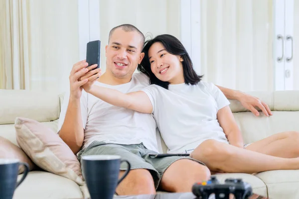 Happy Young Couple Taking Selfie Photo Together Using Mobile Phone — Stockfoto