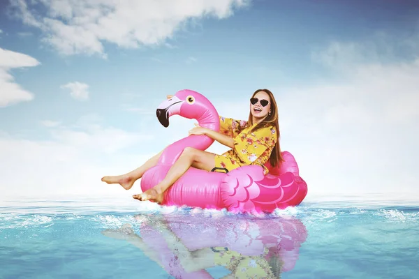 Szczęśliwa Młoda Kobieta Flamingiem Dmuchana Platforma Tropikalnej Plaży Błękitnym Tle — Zdjęcie stockowe