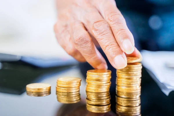 Close Van Senior Man Handen Stapelen Gouden Munten Vorm Groei — Stockfoto