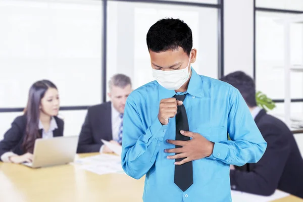 Zieke Zakenman Draagt Gezichtsmasker Terwijl Hij Hoest Buurt Van Zijn — Stockfoto