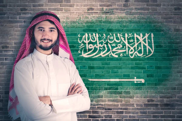 Arabisk Affärsman Uttrycker Säker Gest När Står Med Saudiarabien Flagga — Stockfoto