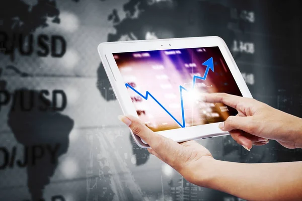 世界の為替レートの背景に成長財務チャートとデジタルタブレットを使用してビジネス女性の手の二重暴露 — ストック写真
