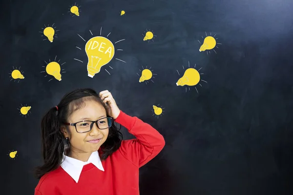 Ragazzina Confusa Graffiarsi Testa Mentre Pensava Idea Piedi Con Molte — Foto Stock