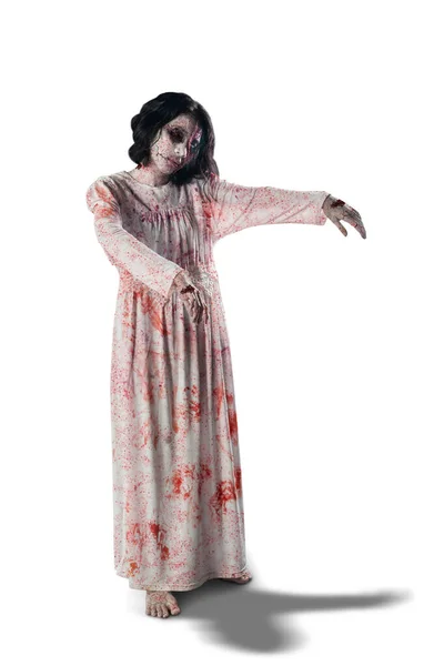 Cadılar Bayramı Korku Konsepti Stüdyoda Yürürken Kanlı Elbiseler Giyen Korkunç — Stok fotoğraf