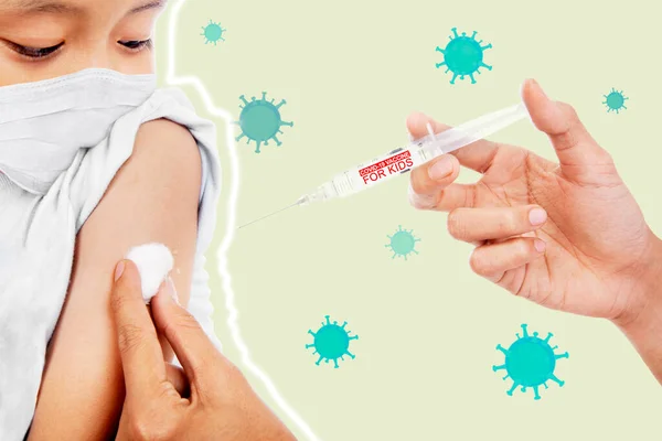 Manliga Läkare Händer Injicerar Vaccin Coronavirus Till Liten Pojke Medan — Stockfoto