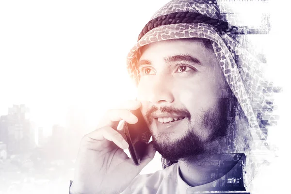 Dubbel Exponering Arabiska Mannen Talar Mobilen När Står Med Stadsbild — Stockfoto