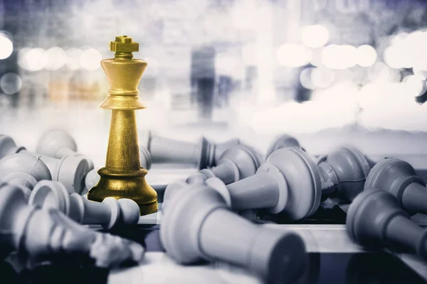 Bild Des Goldkönigs Schach Besiegt Weiße Schachfiguren Mit Verschwommenem Glitzerndem — Stockfoto