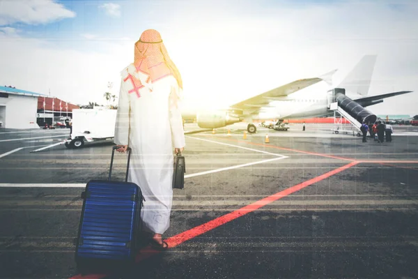 Doppia Esposizione Dell Uomo Mediorientale Che Trasporta Bagagli Valigie Aeroporto — Foto Stock