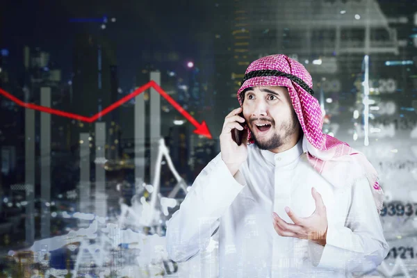 Infeliz Hombre Negocios Árabe Haciendo Una Llamada Telefónica Mientras Que —  Fotos de Stock