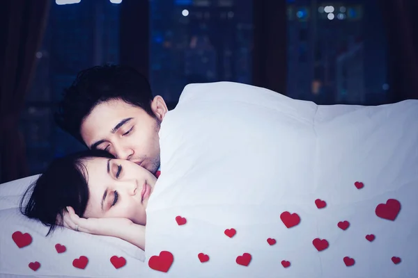 Νεαρός Φιλάει Γυναίκα Του Πριν Κοιμηθεί Ξαπλωμένος Κάτω Από Κουβέρτα — Φωτογραφία Αρχείου