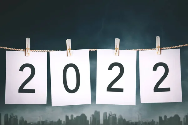 Tutup Kertas Putih Dengan 2022 Nomor Tergantung Tali Dengan Langit — Stok Foto