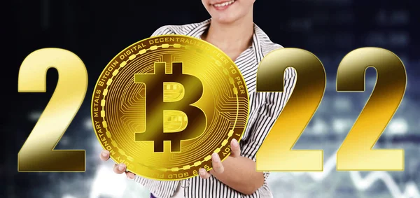 Närbild Affärskvinna Händer Som Håller Ett Guld Bitcoin Med Nummer — Stockfoto