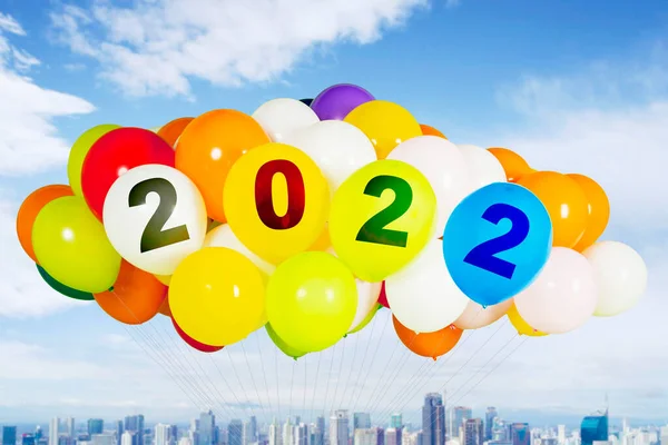 2022 Numaralı Renkli Balonlar Mavi Gökyüzü Arka Planına Sahip Modern — Stok fotoğraf