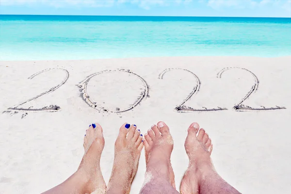 Close Young Couple Feet Sitting Beach 2022 Numbers While Enjoying — Stock Photo, Image