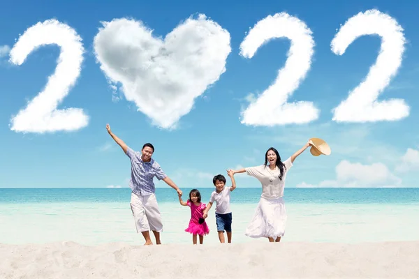 Família Feliz Correndo Praia Mantendo Mãos Juntas Com Nuvens Forma — Fotografia de Stock