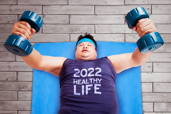 Vista Superior Del Hombre Gordo Haciendo Ejercicio Con Dos Barras —  Fotos de Stock