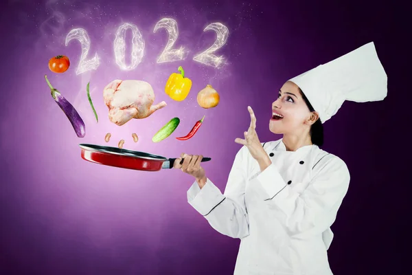 요리사로서 주방에 2022 숫자의 연기를 위에서 요리하는 마술사 — 스톡 사진
