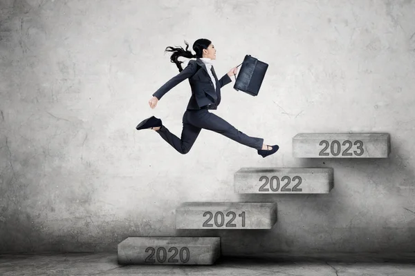 Female Manager Running Stairs 2022 Numbers While Carrying Briefcase Concrete — Stock Photo, Image