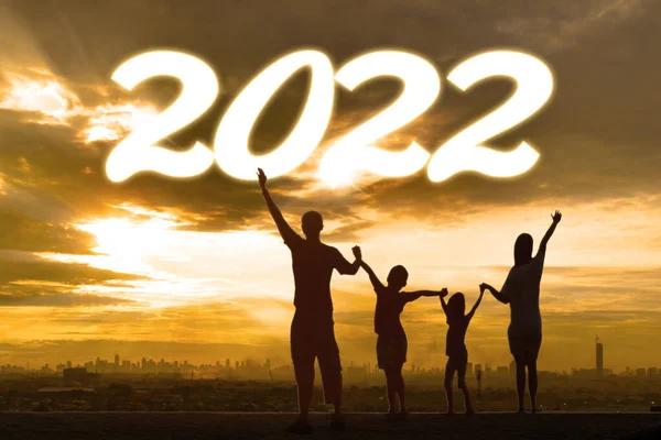 Silhuett Lycklig Familj Står Tillsammans Taket Samtidigt Fira Nyår 2022 — Stockfoto