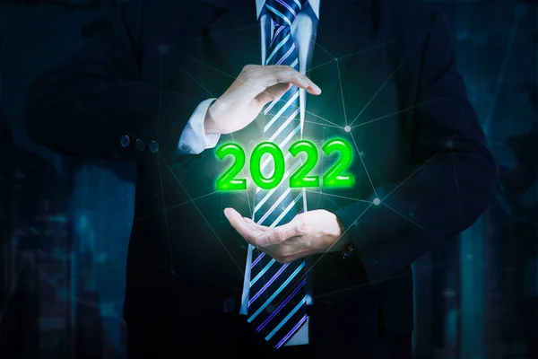 Крупный План Мужчин Менеджеров Держащих 2022 Номера Подключением Сети Фоне — стоковое фото