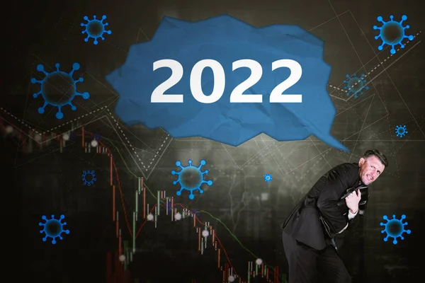 恐惧的商人在站在2022年的数字和不断下降的商业图表上被考拉威斯袭击 — 图库照片